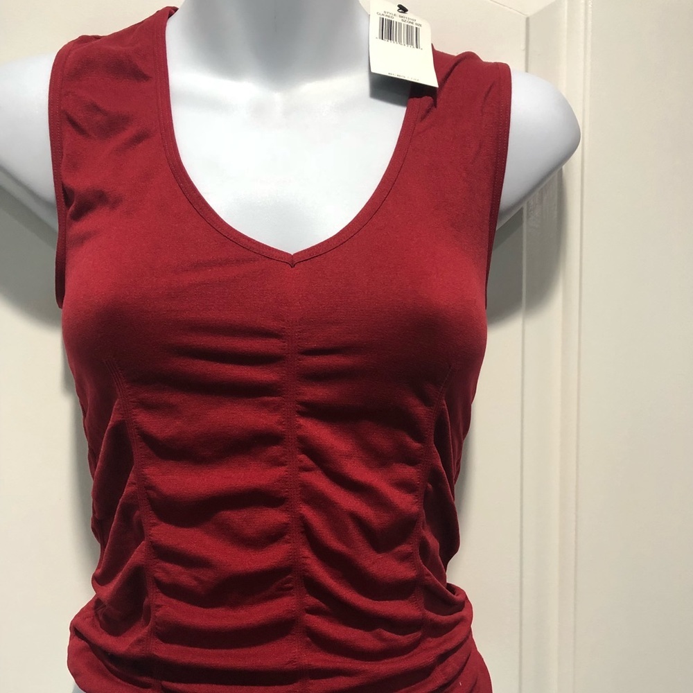 NWT BCBG Maxazria v neck